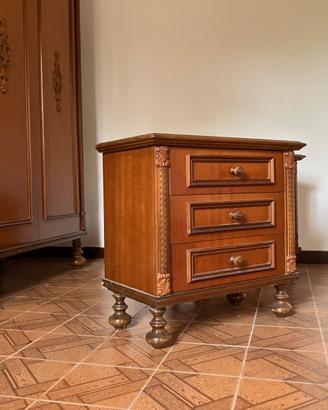 Due comodini in legno in stile vintage