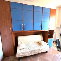 Mobile a ponte con divano letto