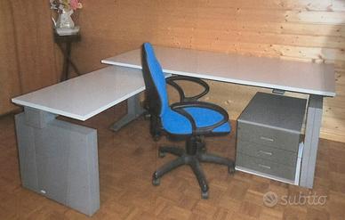 Scrivania angolare +sedia ergonomica