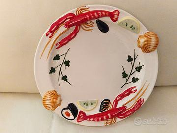 Piatto con decorazione in rilievo