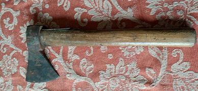 Antica scure o ascia da fattoria forgiata a mano