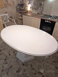 Tavolo ovale laccato bianco con basamento centrale