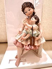 Bambola maternità in porcellana Sibania cm25