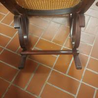 Sedia a dondolo in legno. No spedizione