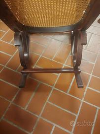 Sedia a dondolo in legno. No spedizione