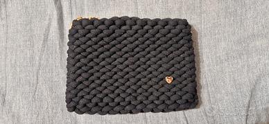 borsetta nera intrecciata