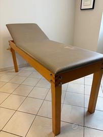 libreria e lettino medico