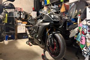 Yamaha R1 full