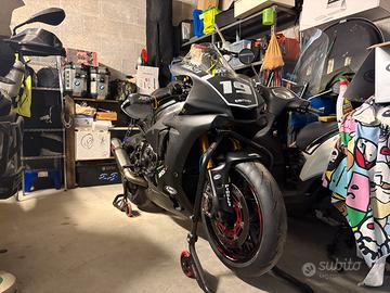 Yamaha R1 full