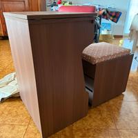 Macchina da cucire vintage con mobile e sgabello