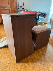 Macchina da cucire vintage con mobile e sgabello