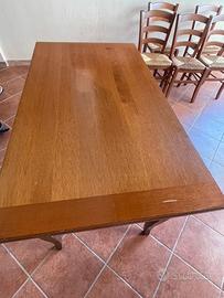 Tavolo in legno e n.5 sedie