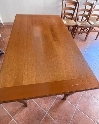Tavolo in legno e n.5 sedie
