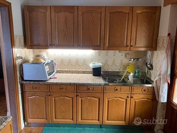 Cucina in legno di noce con top in granito