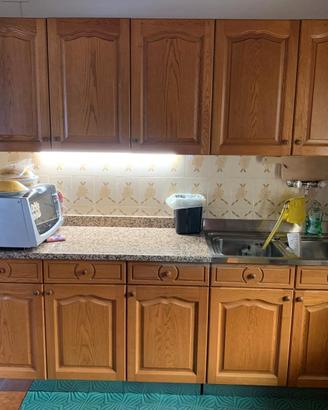 Cucina in legno di noce con top in granito