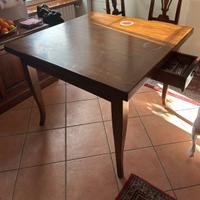 Tavolo da cucina quadrato .