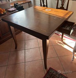 Tavolo da cucina quadrato .