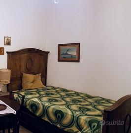 Letto antico a barca in noce