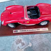 Modellino Ferrari Burago su base legno