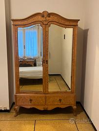 Armadio e tavolino in legno