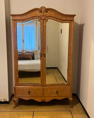 Armadio e tavolino in legno