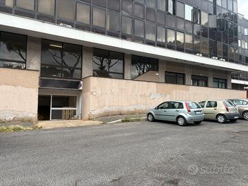 Locale con sottonegozio