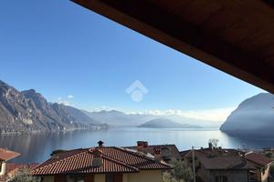 VILLA A SCHIERA A RIVA DI SOLTO