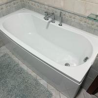 Vasca da bagno con miscelatore