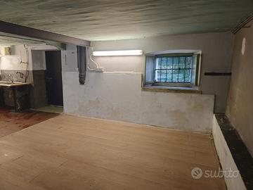 Magazzino con giardino via del Pratello a Roiano