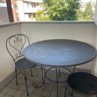 Tavolo e due sedie in ferro da balcone o giardino