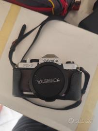 macchina fotografica Yashica FX7 vintage con Flash