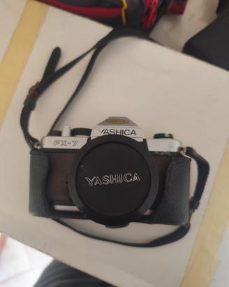 macchina fotografica Yashica FX7 vintage con Flash