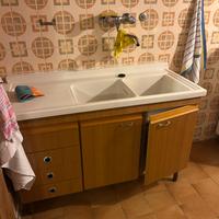 Cucina con lavandino e mobile con pianale