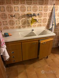Cucina con lavandino e mobile con pianale