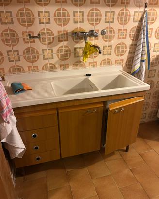 Cucina con lavandino e mobile con pianale