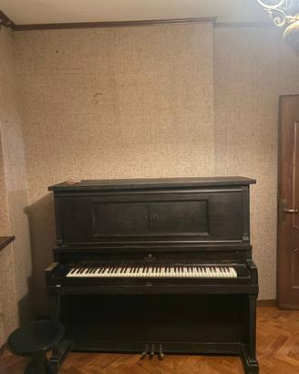 Comò e pianoforte