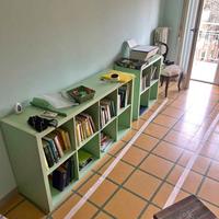 Coppia di librerie basse verdi