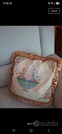 Cuscino vintage accuratamente ricamato a mano 