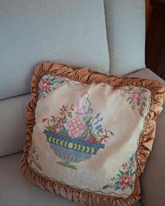 Cuscino vintage accuratamente ricamato a mano 