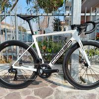Bicicletta in carbonio con ruote in carbonio 