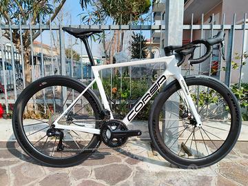 Bicicletta in carbonio con ruote in carbonio 