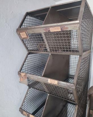 Scaffale  industriale vintage in rete metallica