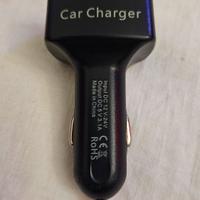 Caricabatterie da auto con lettore volt batteria