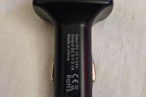 Caricabatterie da auto con lettore volt batteria