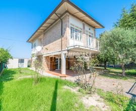 CASA INDIPENDENTE SU DUE LIVELLI CON GIARDINO