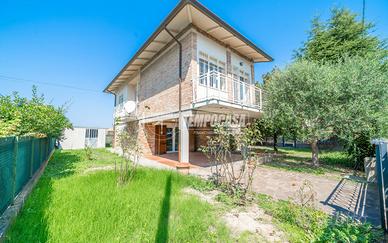 CASA INDIPENDENTE SU DUE LIVELLI CON GIARDINO