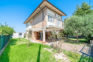 CASA INDIPENDENTE SU DUE LIVELLI CON GIARDINO