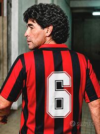 fotografia Maradona con la maglia di baresi 