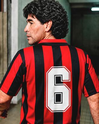 fotografia Maradona con la maglia di baresi 
