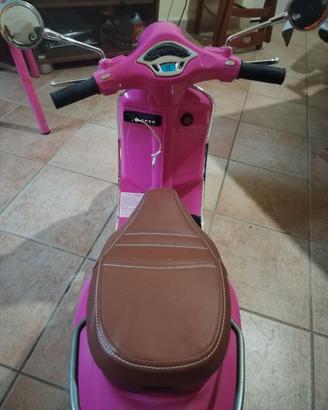 Vespa primavera piaggio a batteria rosa